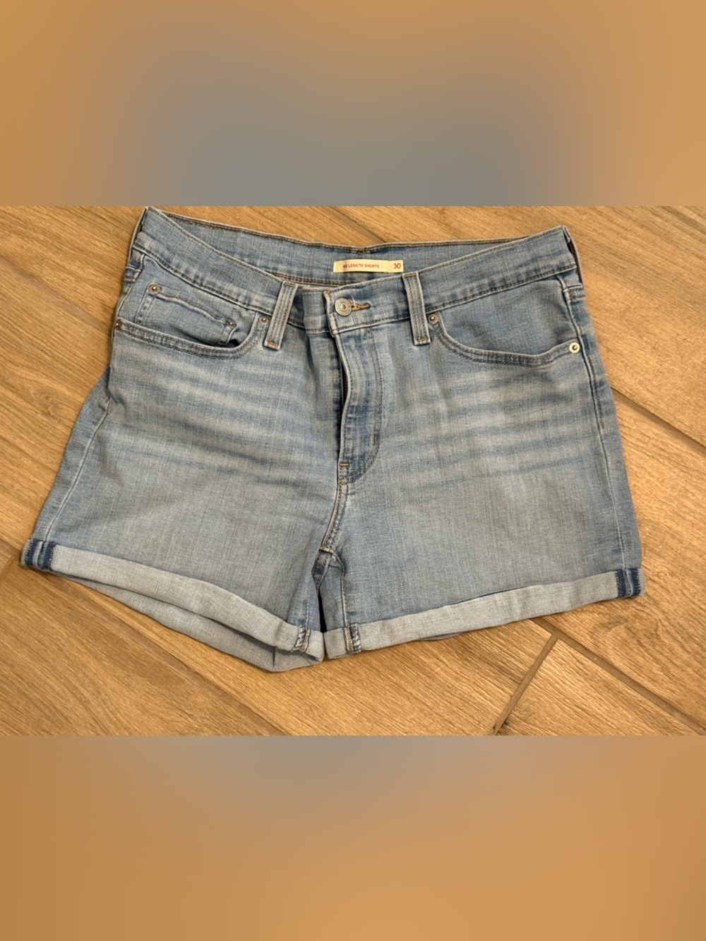 Levi’s Light Wash Cuffed Denim Shorts Women’s Size 30